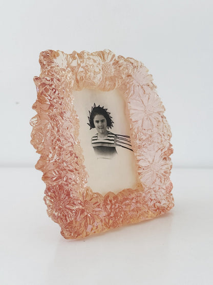 Portafoto in vetro pressato rosa con decoro floreale