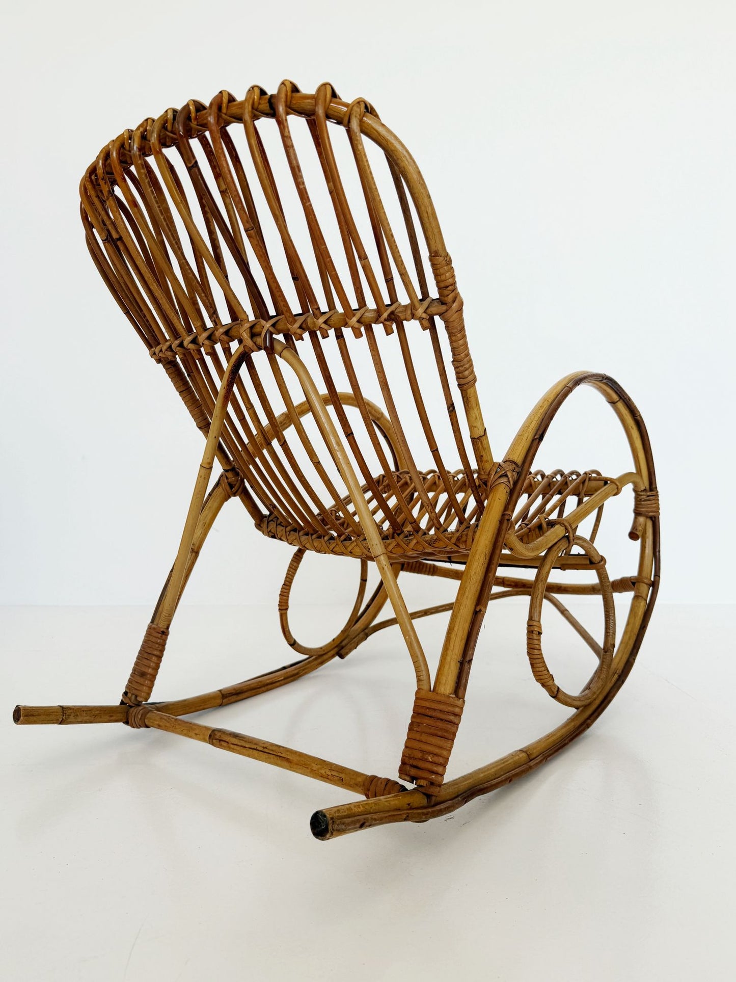 Sedia a dondolo vintage in rattan per bambini