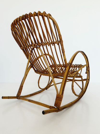 Sedia a dondolo vintage in rattan per bambini