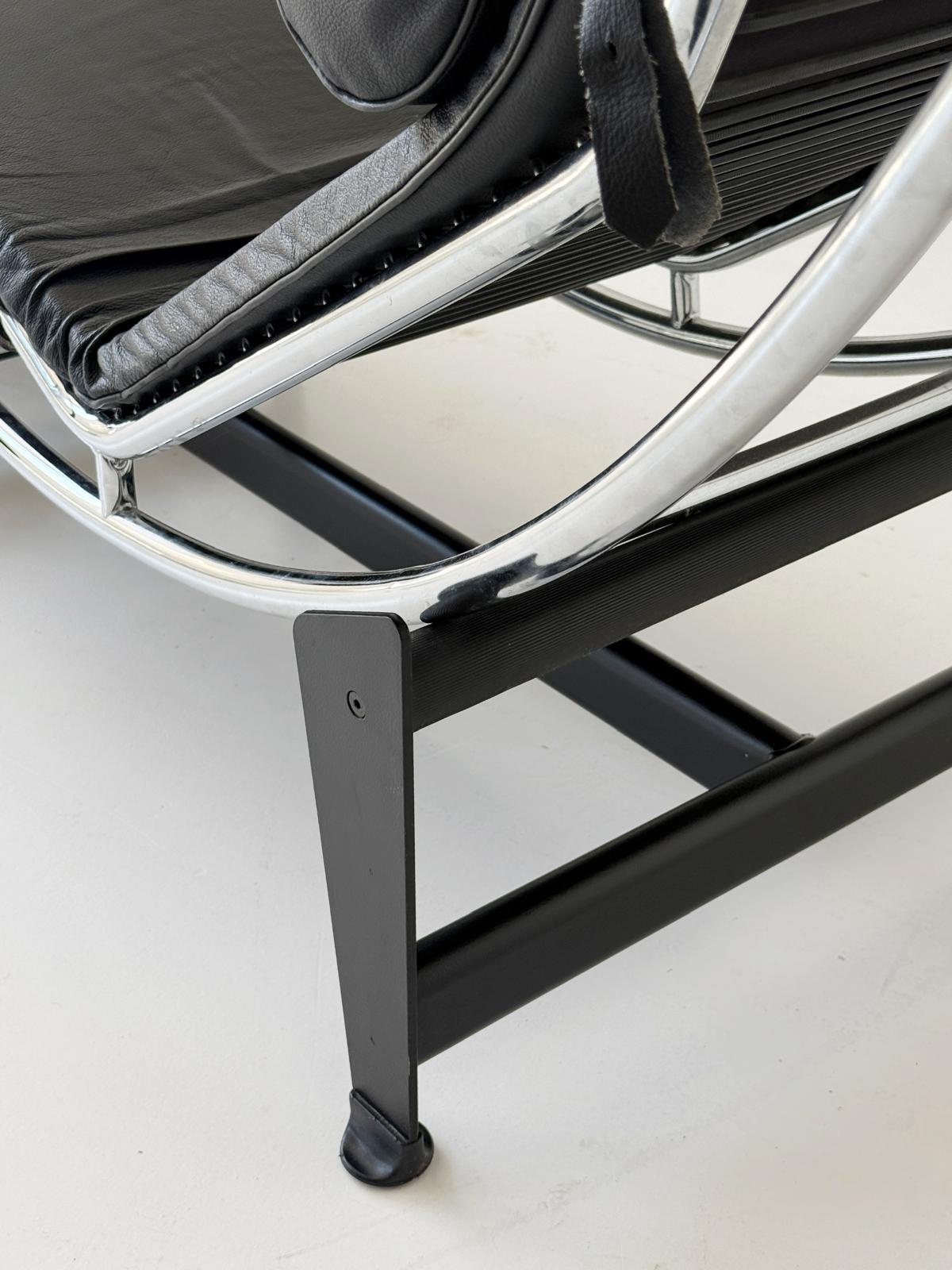 Chaise longue in pelle nera e metallo cromato – stile modernista