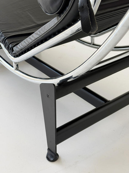 Chaise longue in pelle nera e metallo cromato – stile modernista