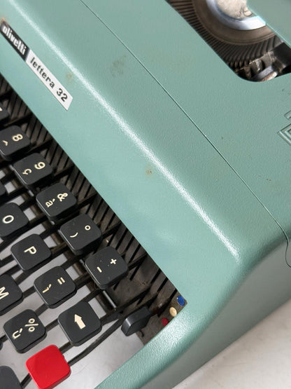 Macchina da scrivere Olivetti Lettera 32 con custodia originale