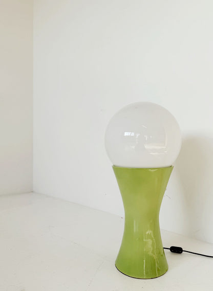 Lampada da tavolo in ceramica verde anni '70 con globo in vetro opalino – altezza 68 cm
