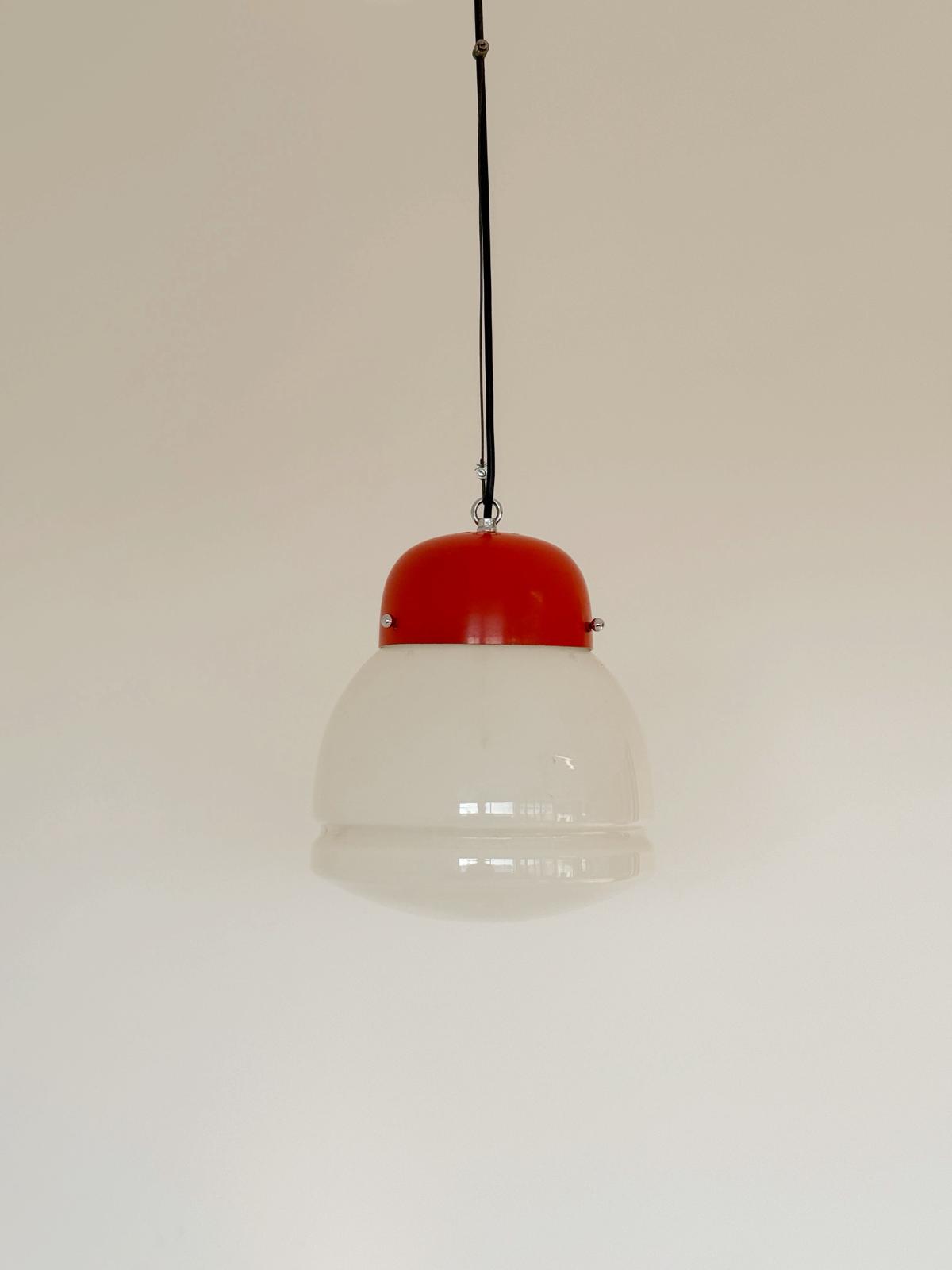 Lampada a sospensione di gusto mid-century, probabilmente anni ’60–’70, caratterizzata da un disegno essenziale ma molto riconoscibile.