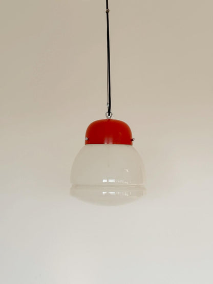 Lampada a sospensione di gusto mid-century, probabilmente anni ’60–’70, caratterizzata da un disegno essenziale ma molto riconoscibile.
