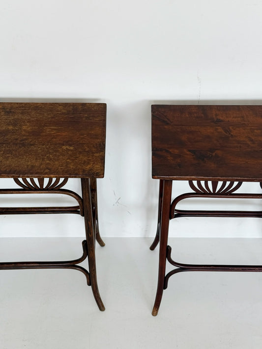 Coppia di tavolini Thonet in legno curvato, Austria, primi del Novecento
