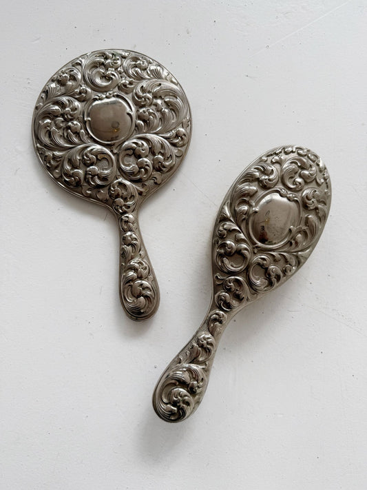 Set da toeletta vintage in metallo cesellato, anni ’30–’40
