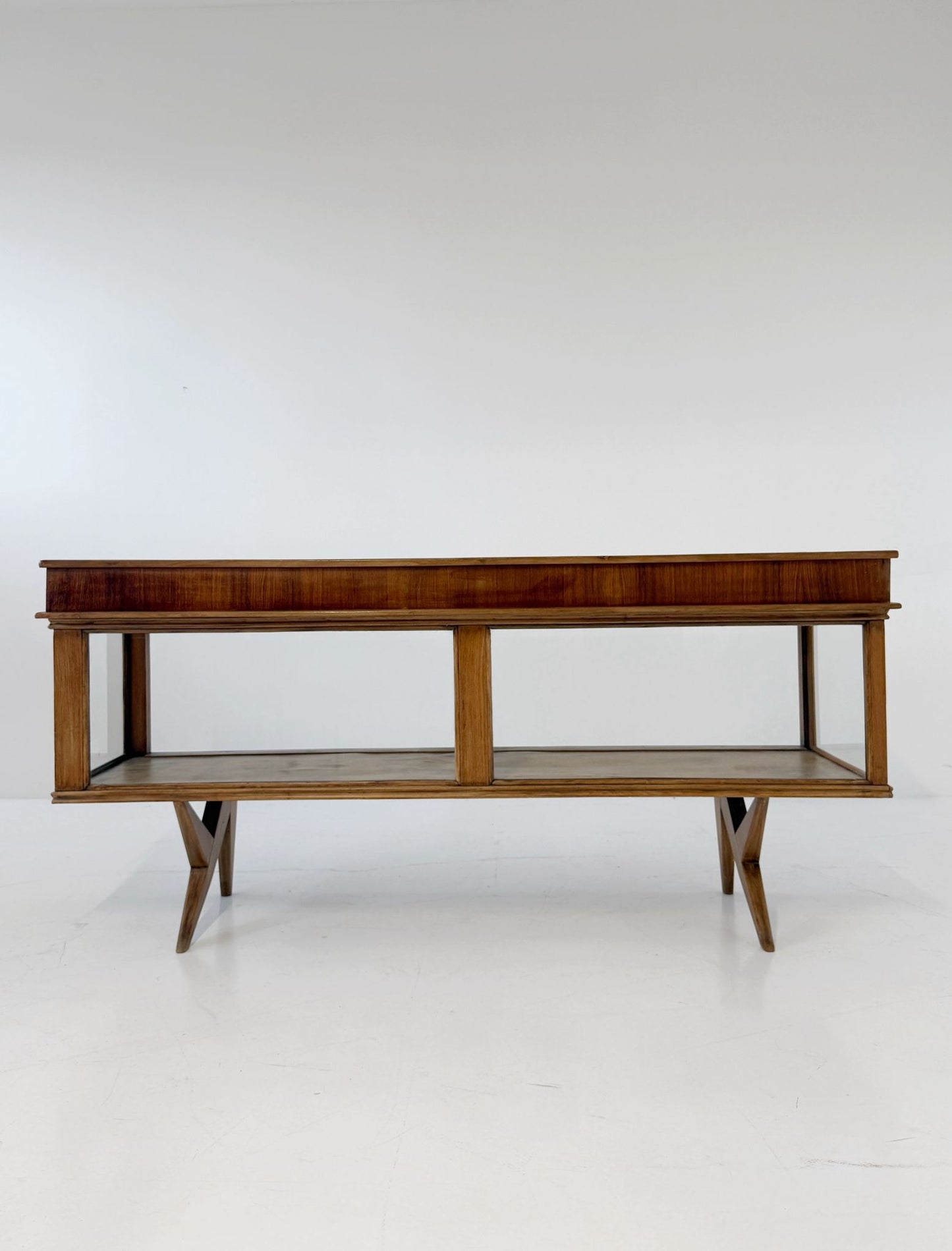 Bancone vintage in legno con struttura a vetrina
