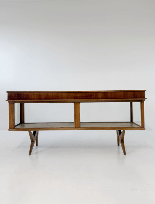 Bancone vintage in legno con struttura a vetrina
