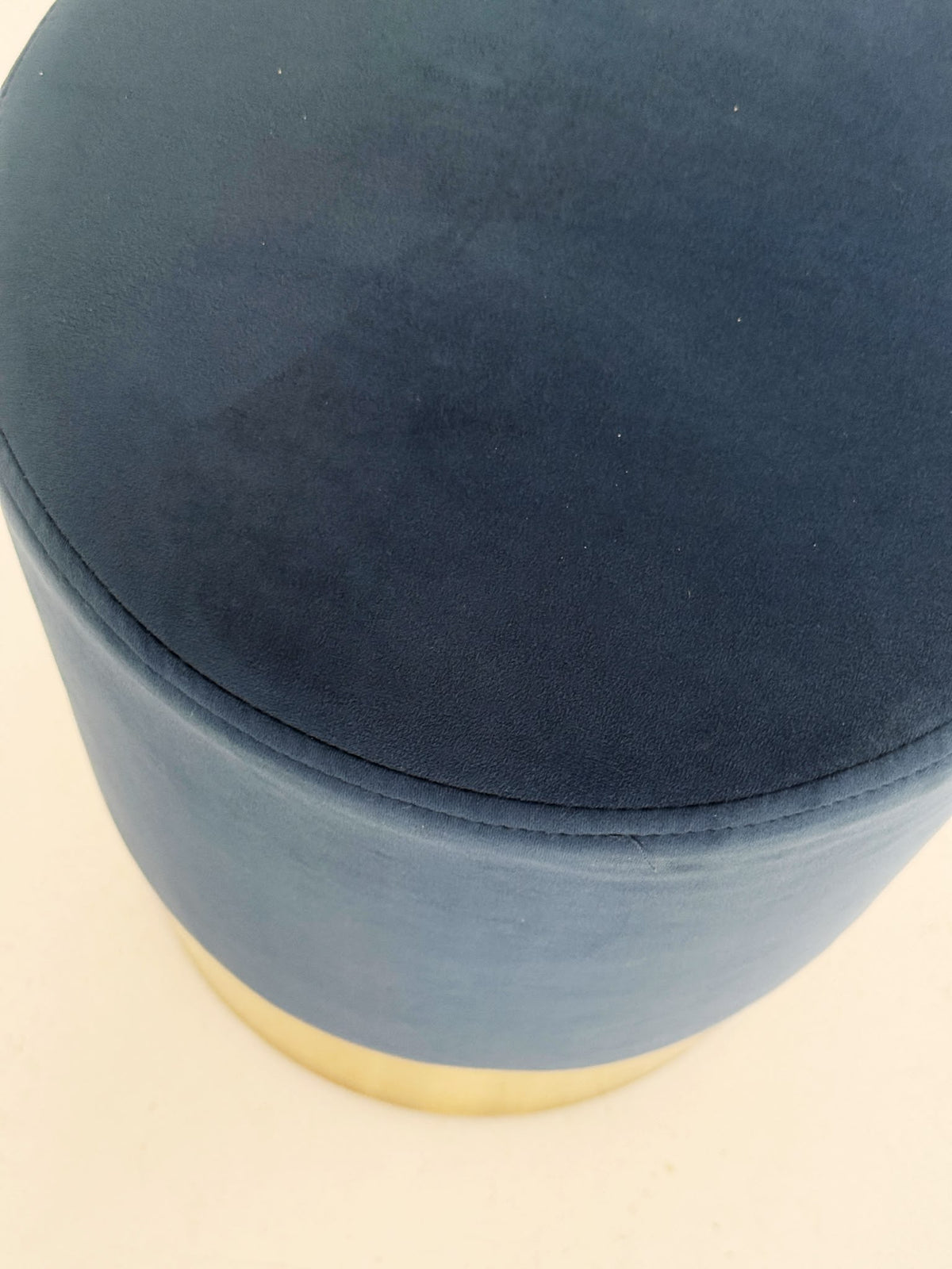 Pouf cilindrico in velluto blu e metallo dorato