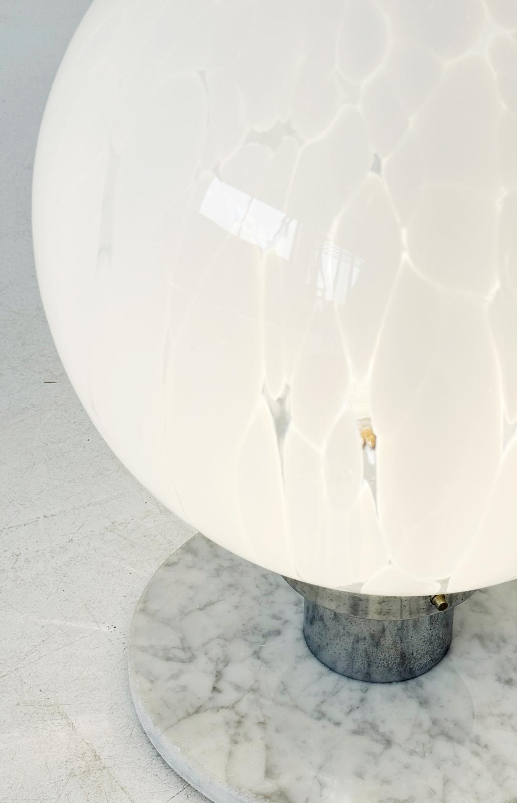 Lampada da tavolo con base in marmo