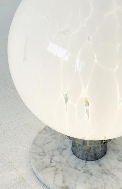 Lampada da tavolo con base in marmo