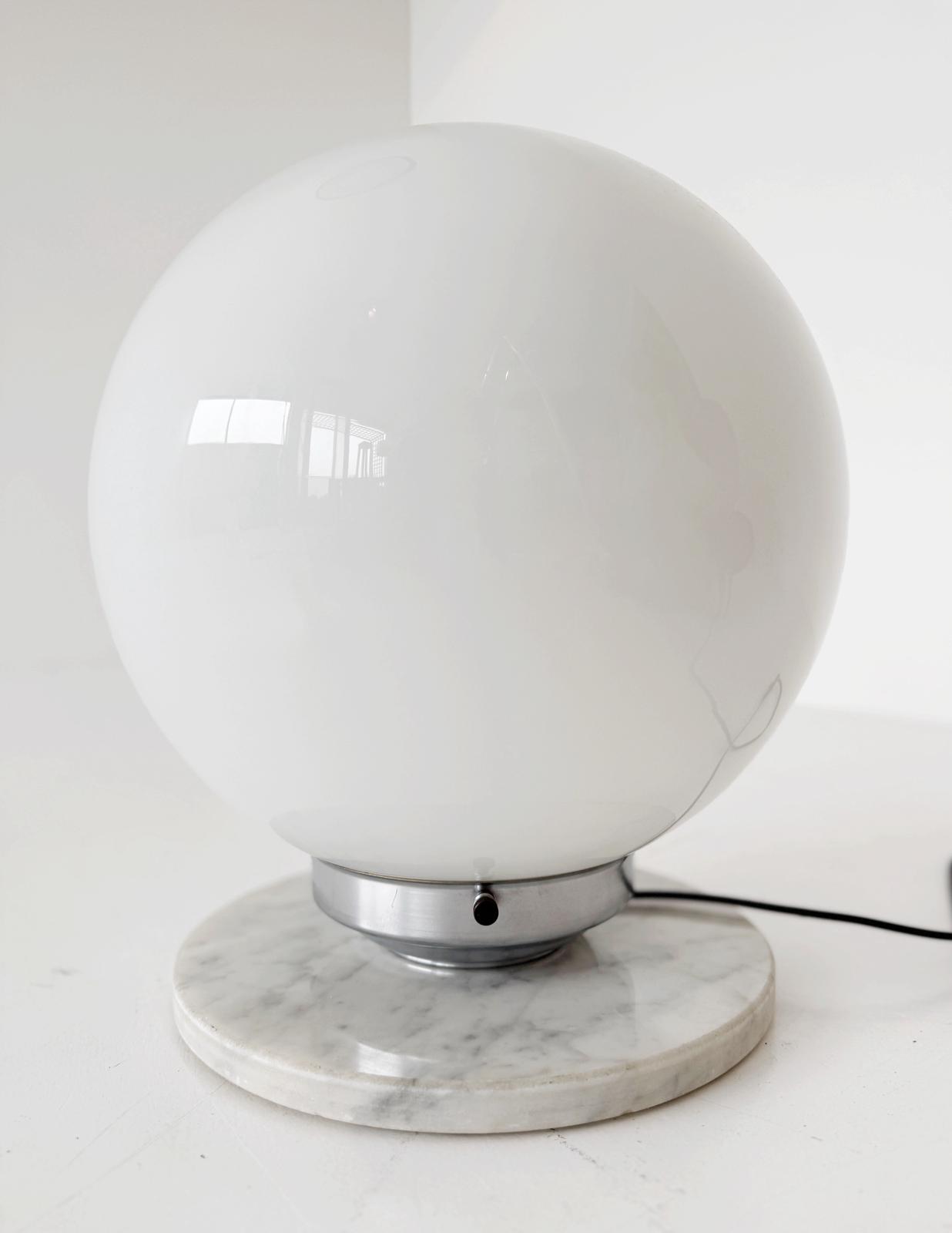 Vintage table lamp in opal glass and white marble