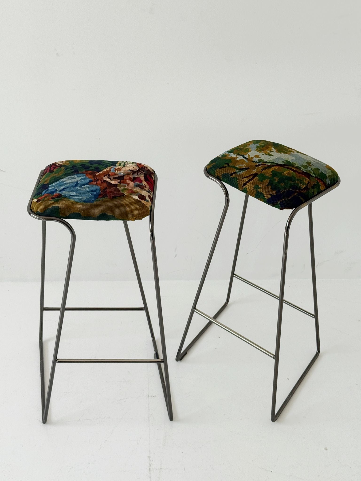Pair of stools with a vintage half-stitch
