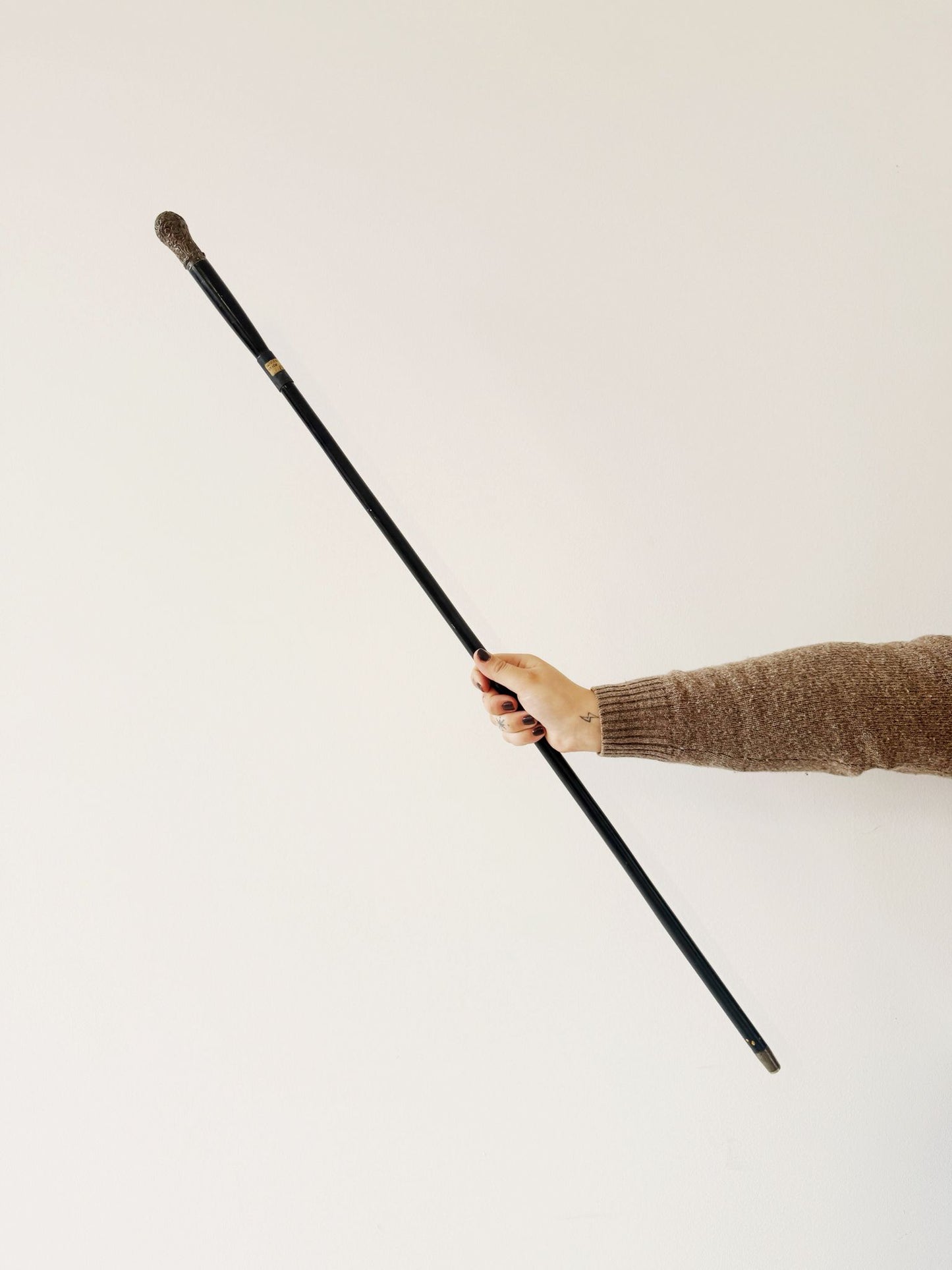 Bastone da passeggio con impugnatura incisa, inizi ’900