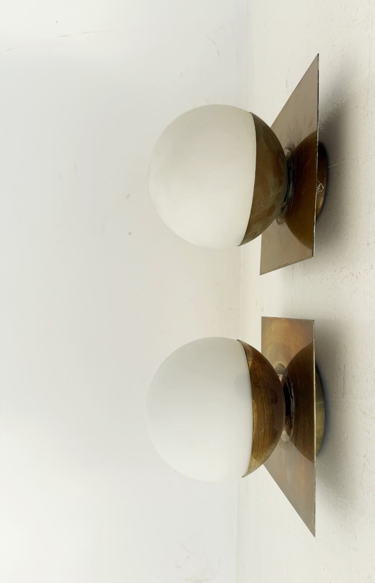 Coppia di lampade da parete geometriche in ottone e vetro opale