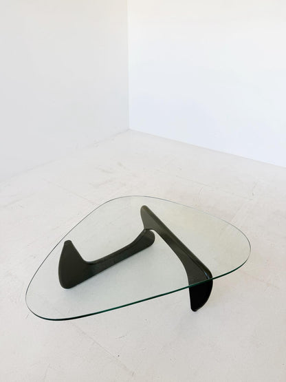 Tavolo da salotto con piano in vetro e base scultorea