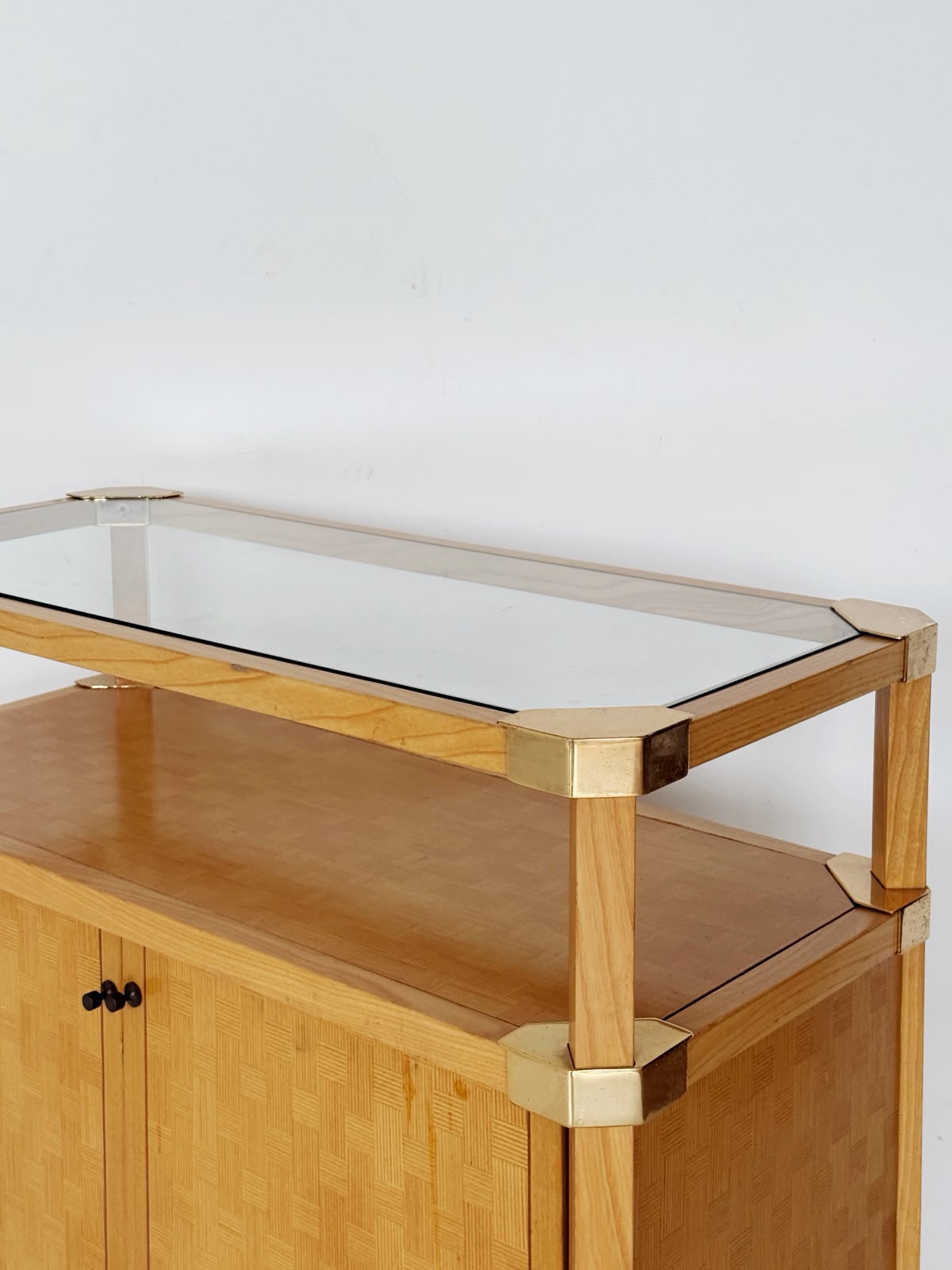 Mobile contenitore in legno con piano in vetro e dettagli in metallo dorato, anni ’70–’80.
