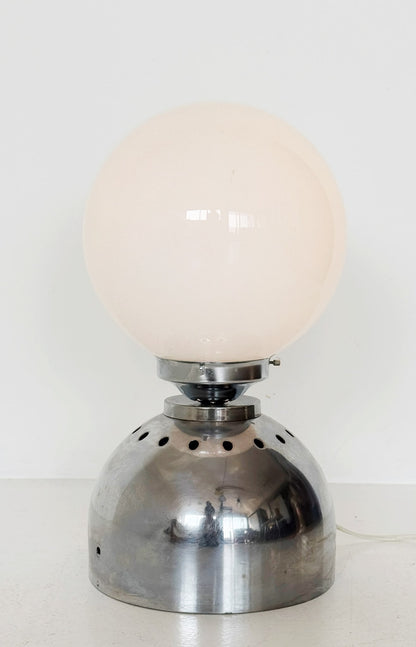 Lampada da tavolo Space Age in metallo cromato e vetro opalino, anni ’60–’70