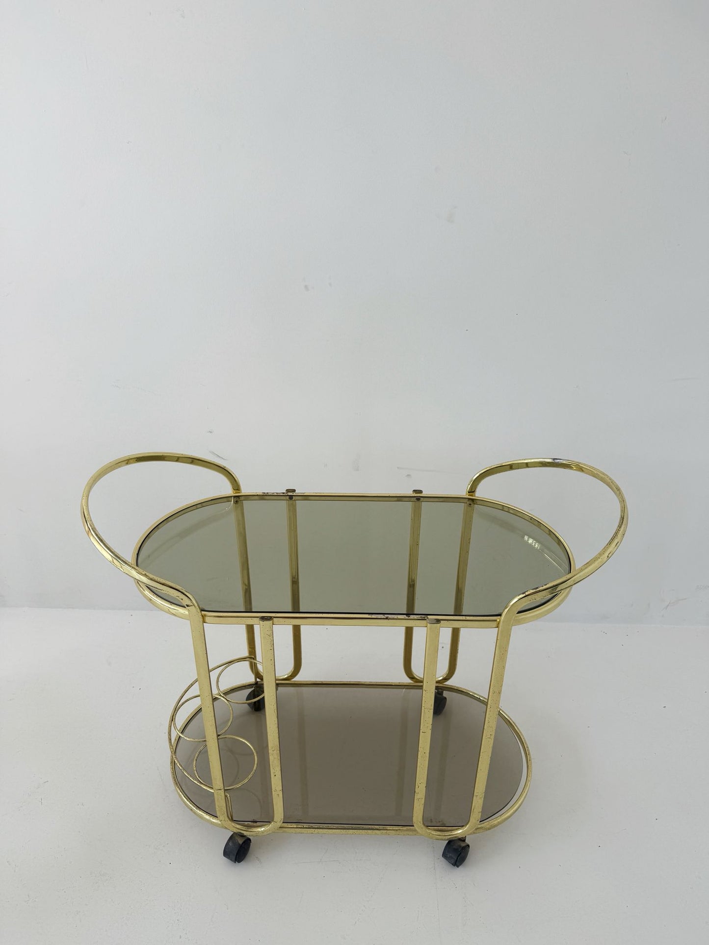 Carrello di Servizio Italiano in Metallo Ottone e Vetro Fumé, Anni '70