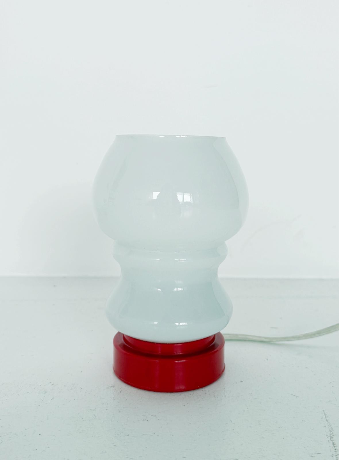 Small vintage table lamp in opaline glass and lacquered base – 1960s/70s