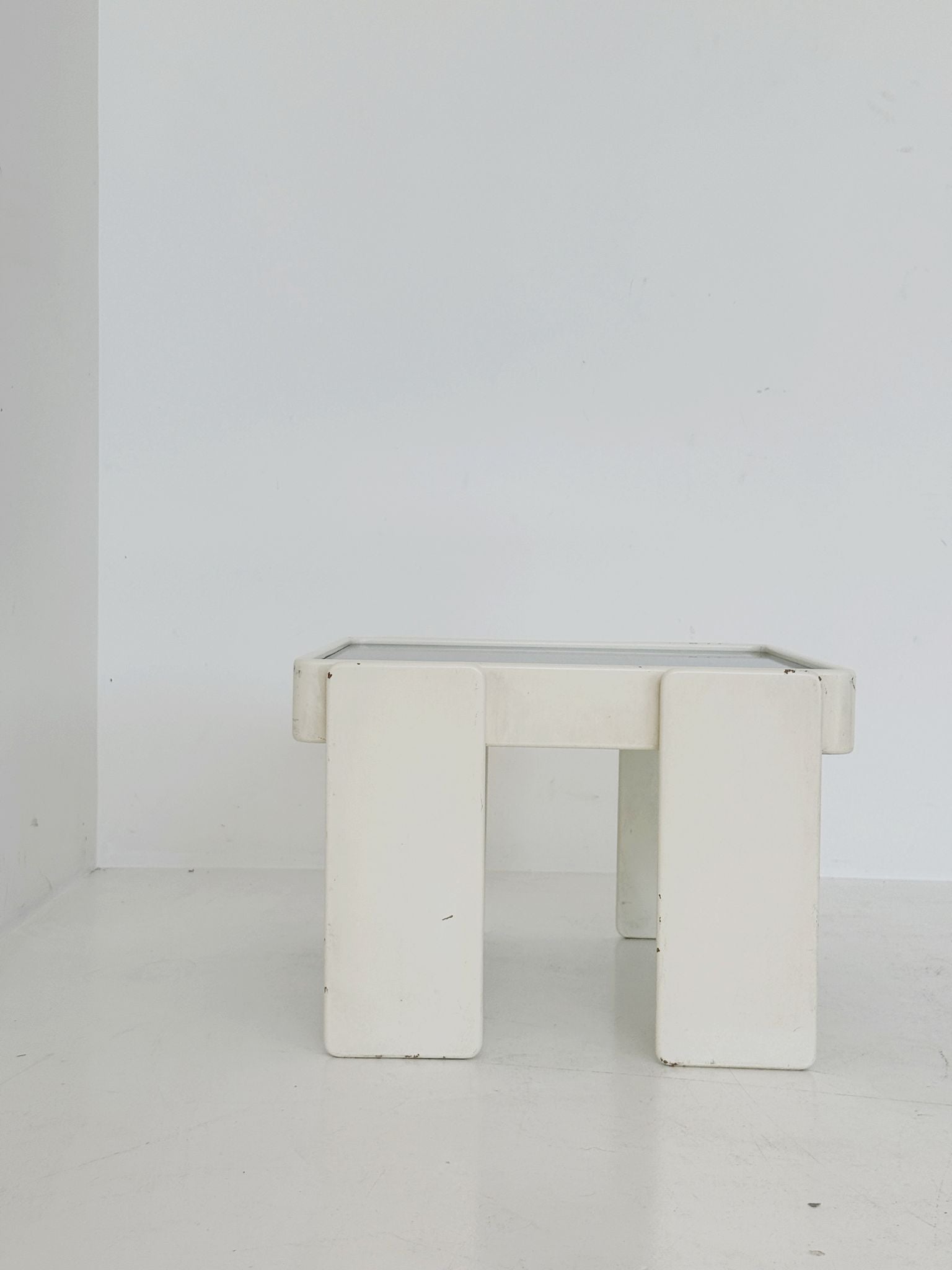 Tavolino attribuito a Gianfranco Frattini, anni '70