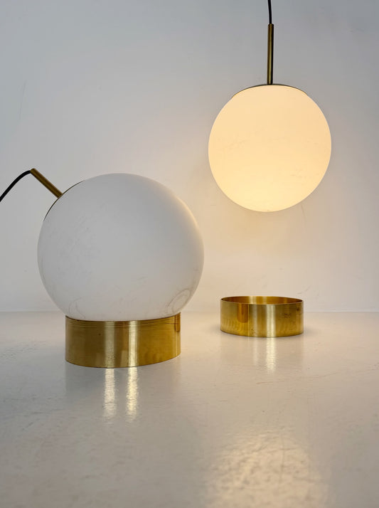 Coppia di lampade da tavolo sferiche in vetro opalino e ottone – Design Mid-Century