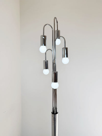 Lampada da terra vintage in metallo cromato, dal design scultoreo e luminoso.