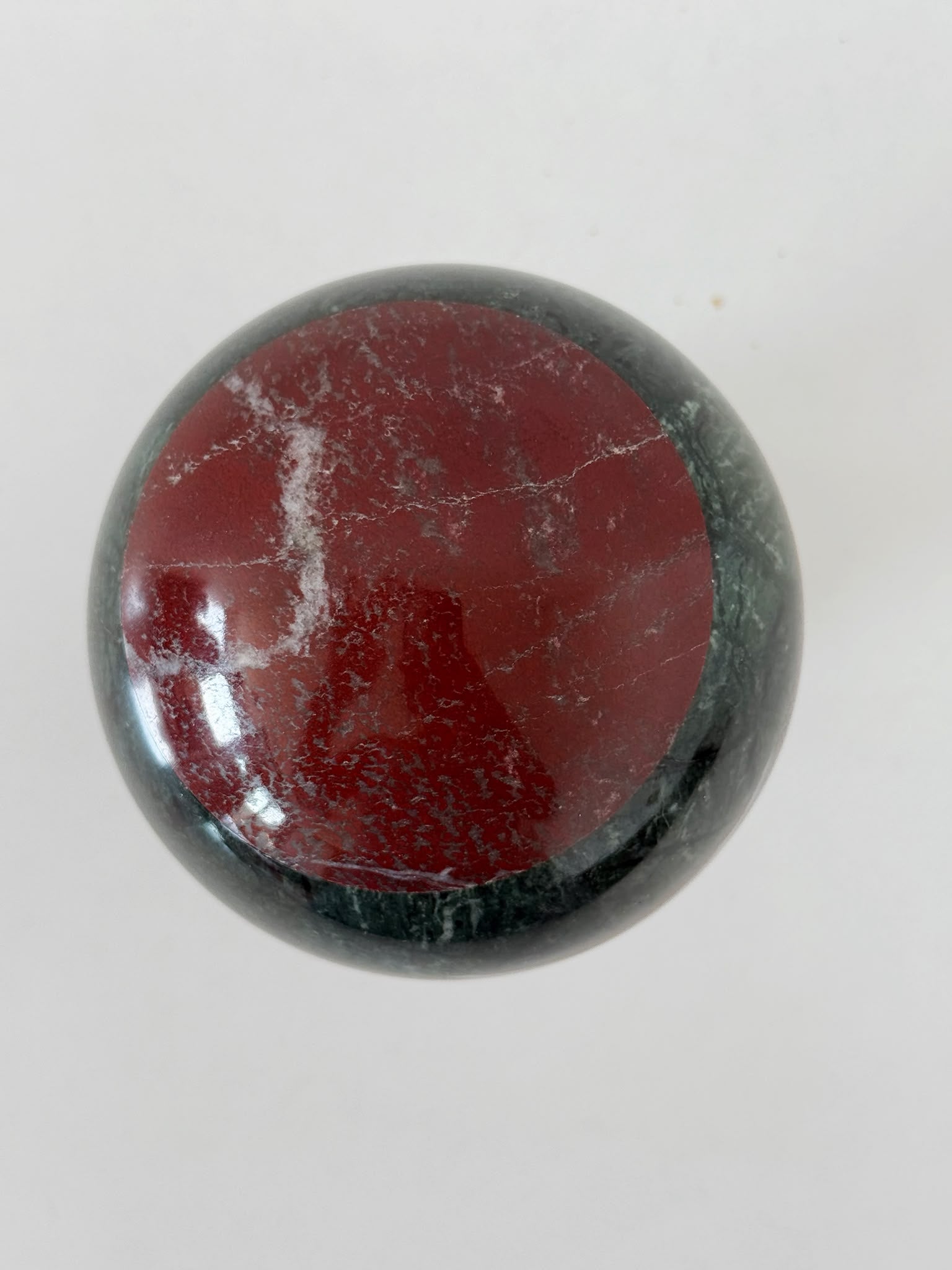 Sfera decorativa in pietre dure policrome su base in legno tornito
