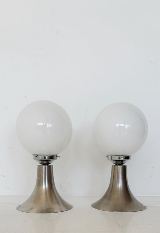 Coppia di lampade da tavolo Space Age in metallo e vetro opalino, anni ’70