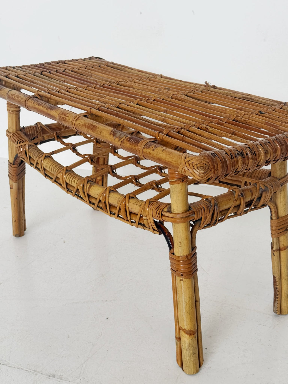Tavolino in bambù e rattan intrecciato, anni ’60/’70