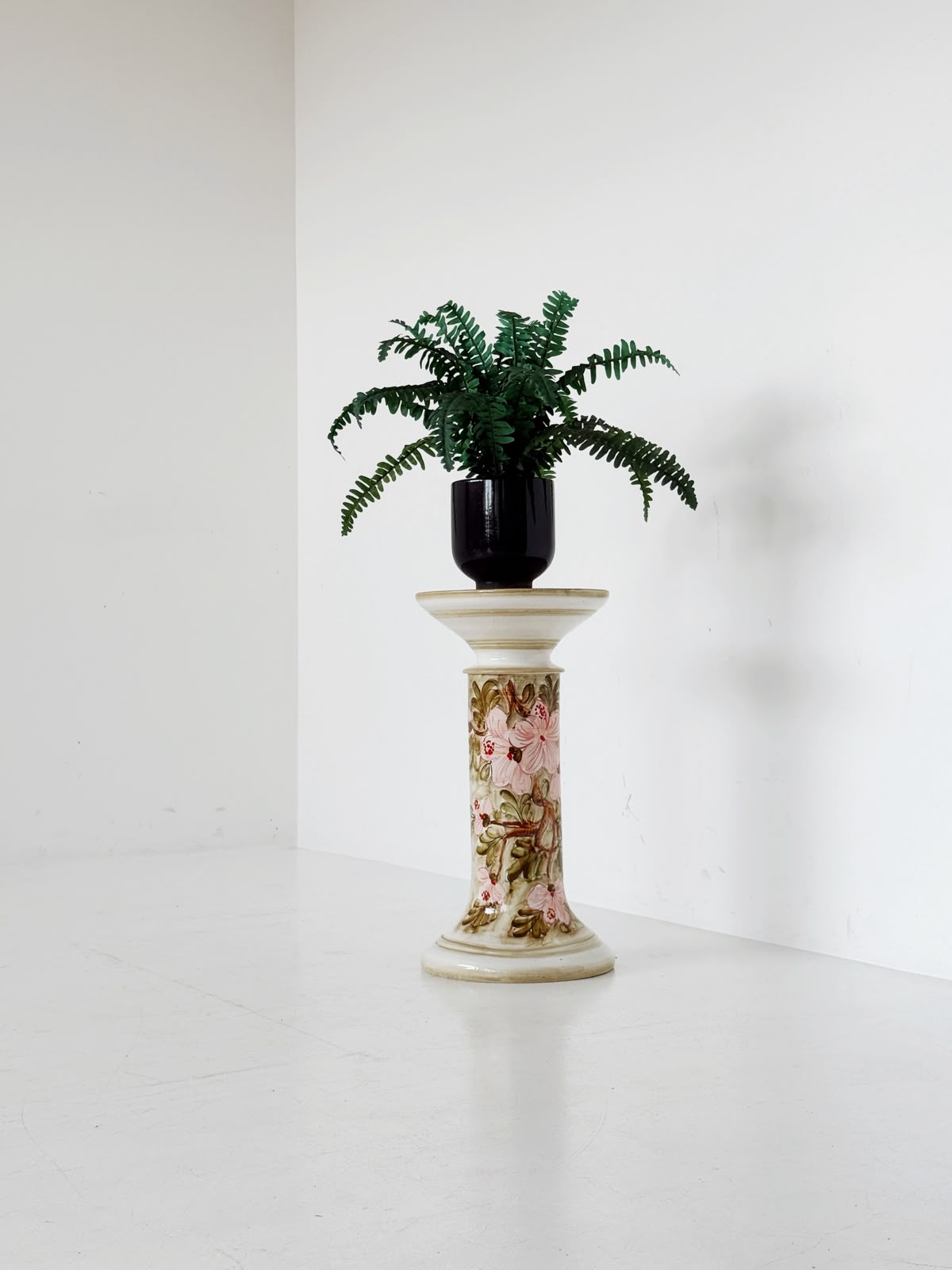 Supporto per piante in ceramica dipinto a mano