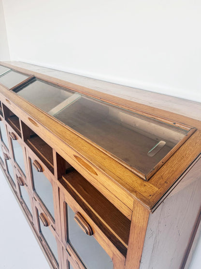 Grande mobile da drogheria in rovere, Italia, primi ’900