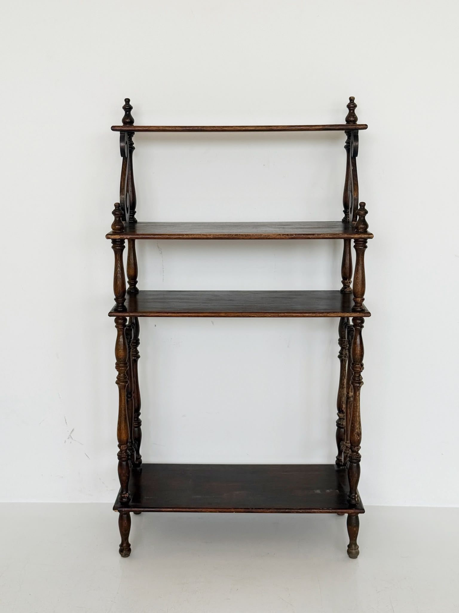 Solid wood English Victorian étagère, late 19th century