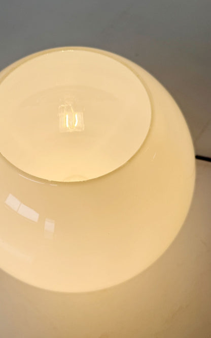 Lampada da tavolo con globo in vetro opalino (anni ’70)