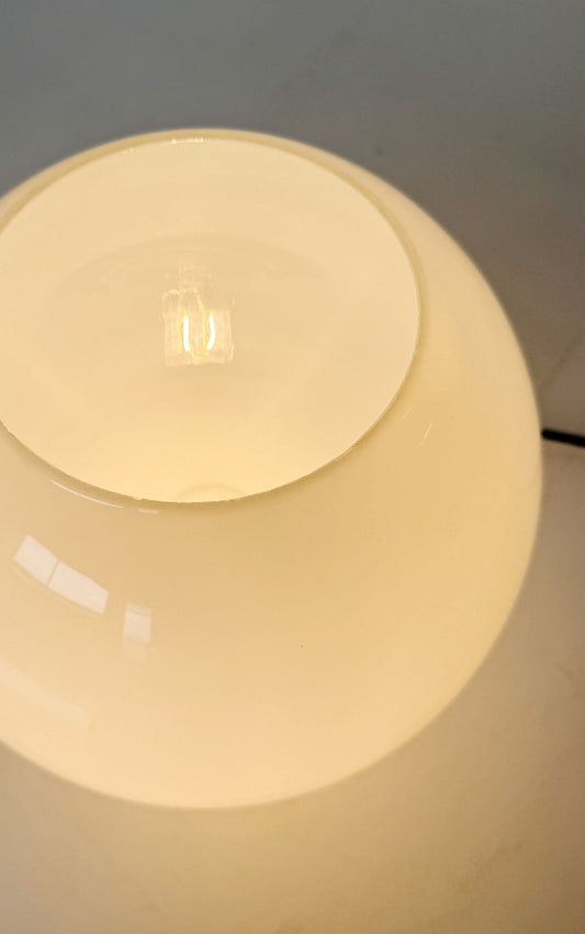 Lampada da tavolo con globo in vetro opalino (anni ’70)