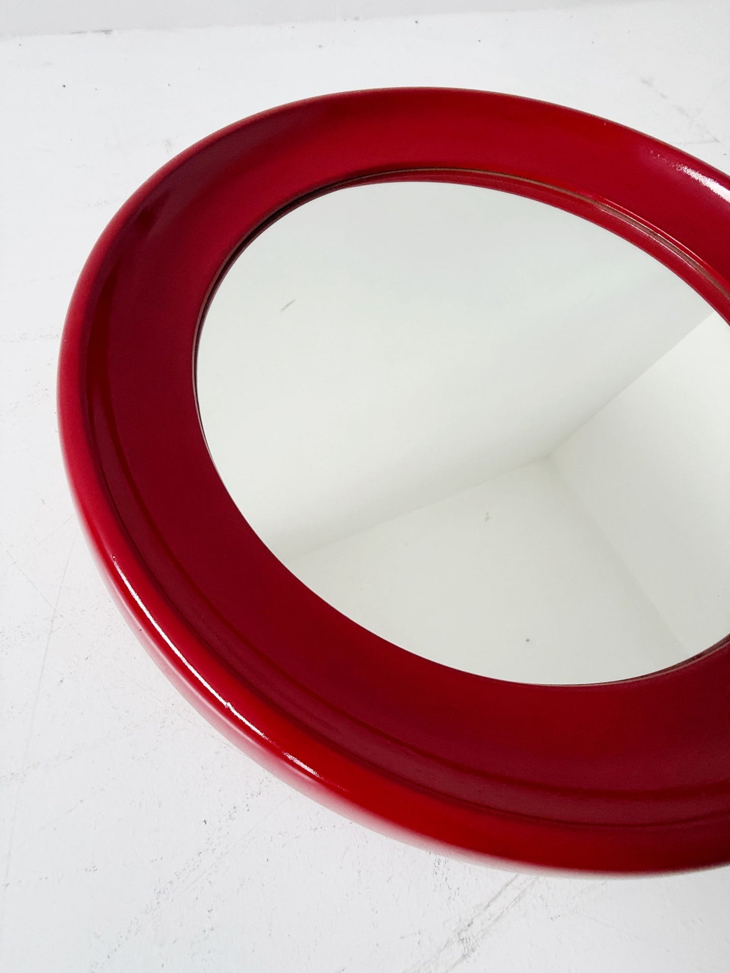 Specchio tondo rosso con cornice in legno laccato