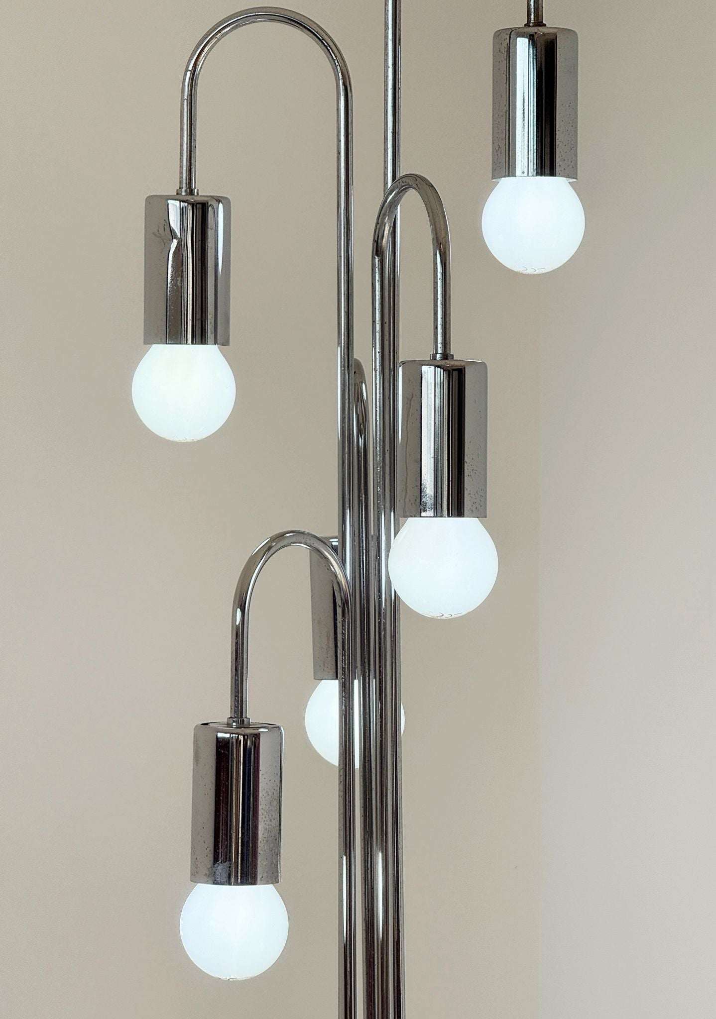 Vintage floor lamp in chromed metal, with a sculptural and luminous design.