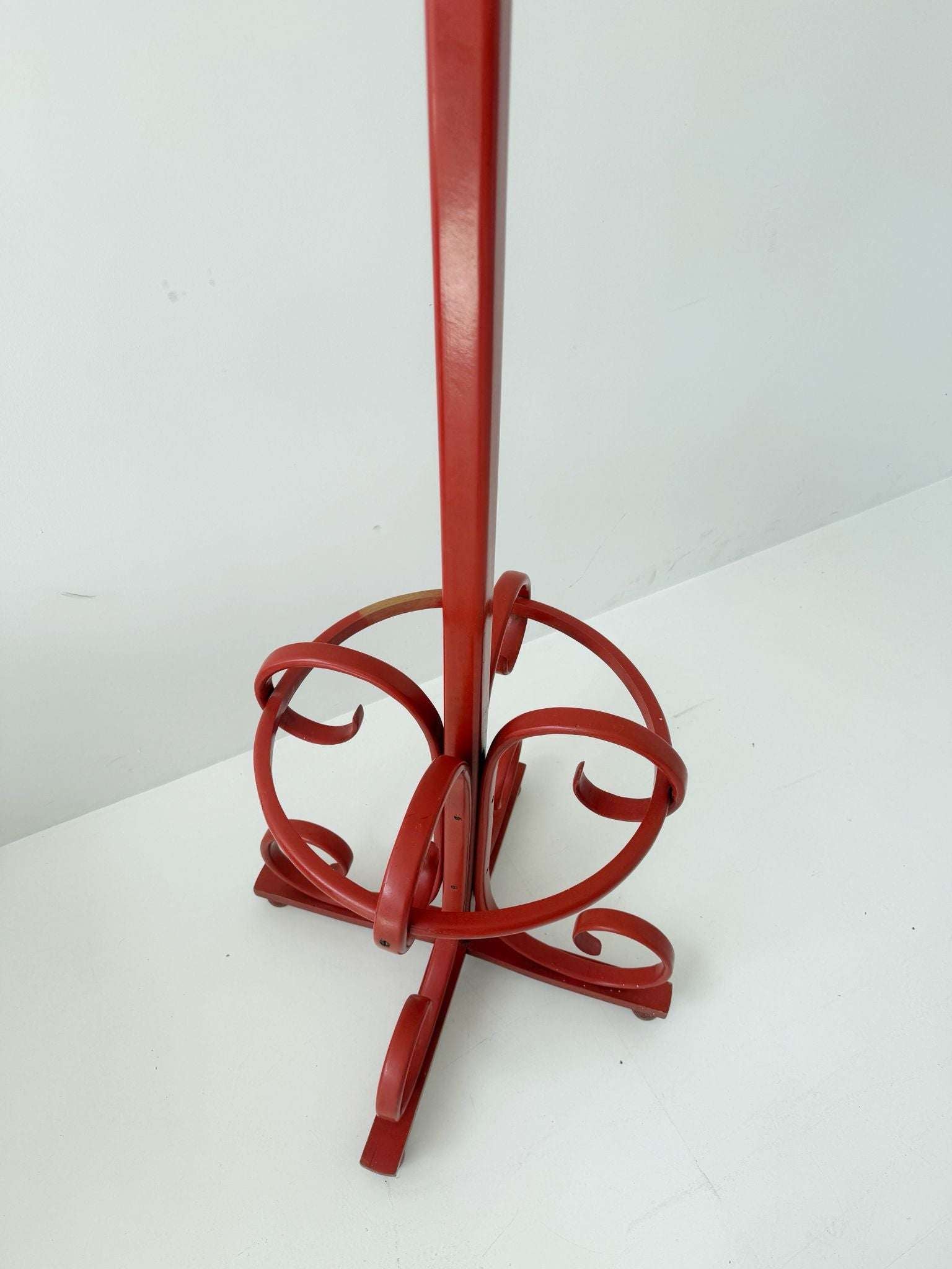 Red coat stand in curved wood – Thonet style
