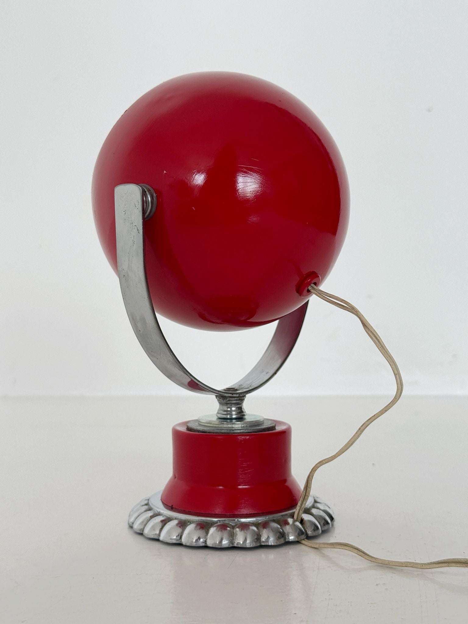 1960s "Occhio" table lamp in adjustable red metal