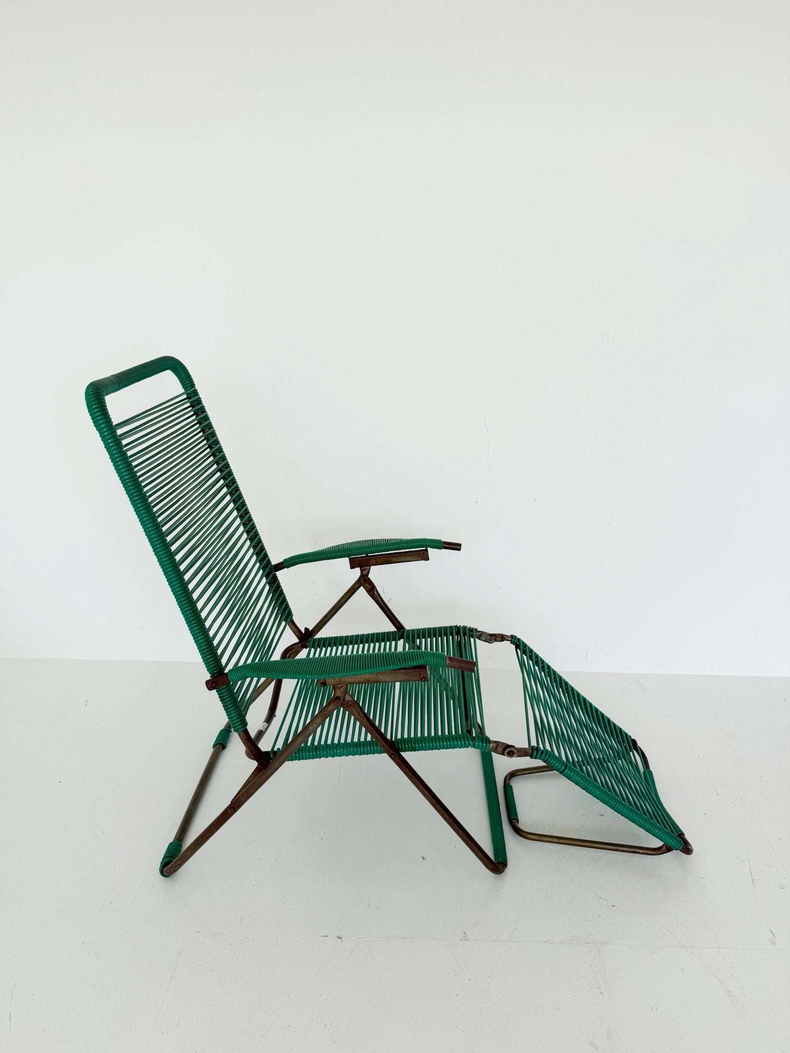 folding deck chair with footrest