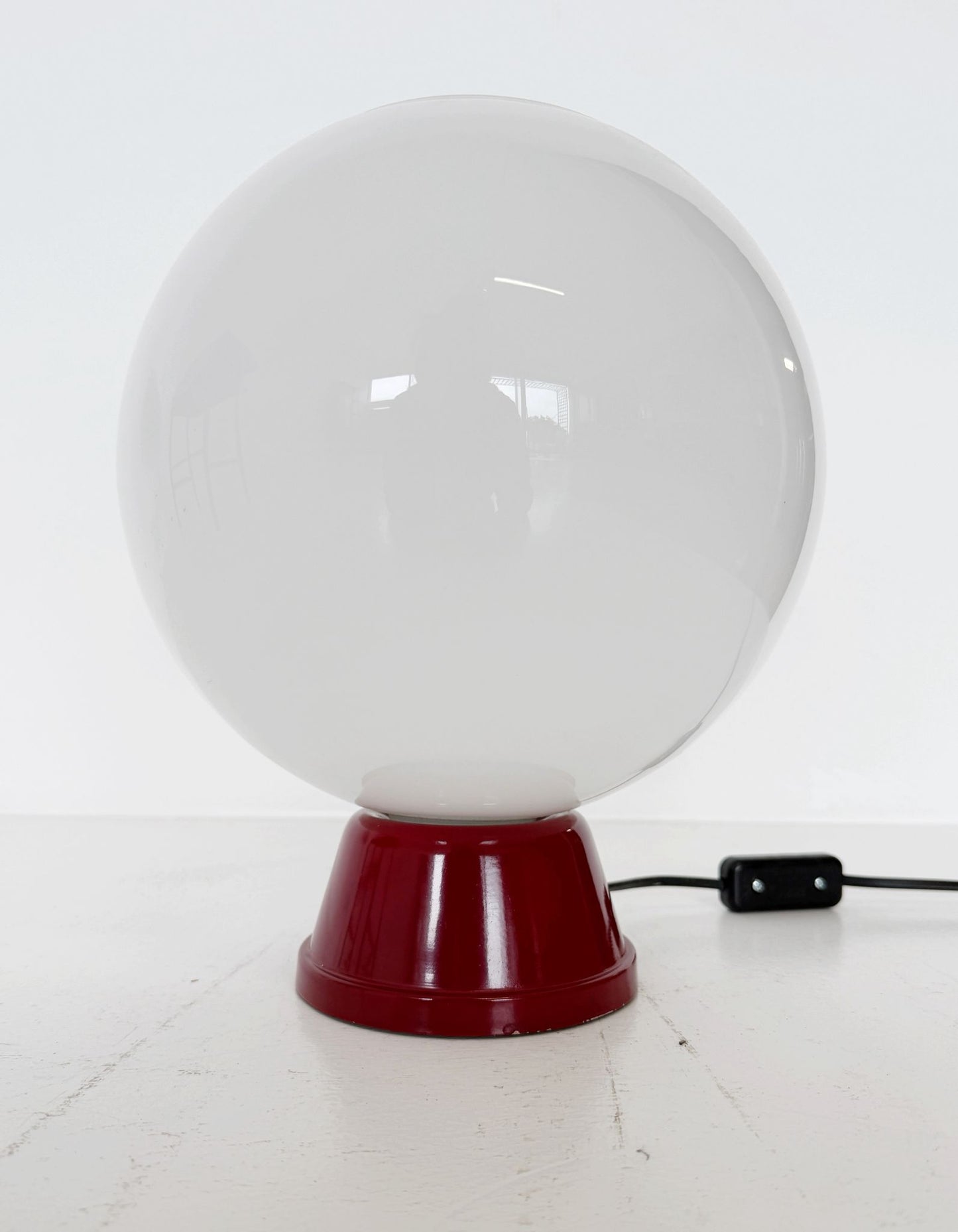 Lampada da tavolo con globo in vetro opalino (anni ’70)