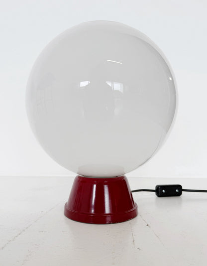 Lampada da tavolo con globo in vetro opalino (anni ’70)