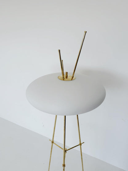 Lampada da terra contemporanea in ottone e vetro opalino