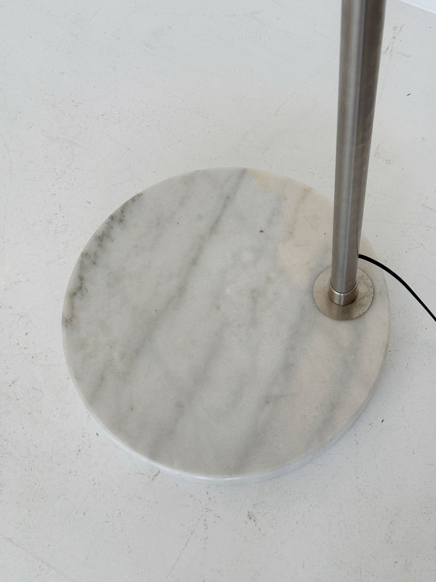 Lampada da terra ad arco in acciaio e marmo, anni '70