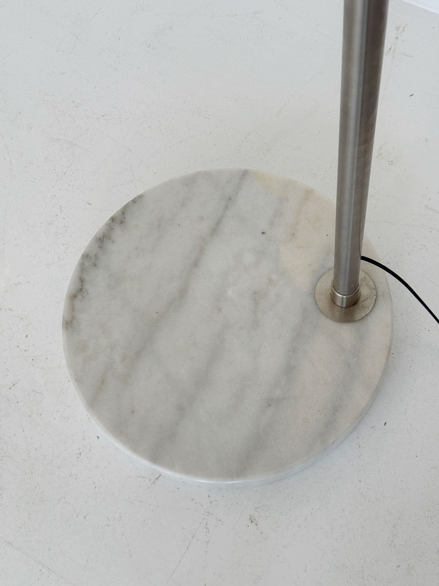 Lampada da terra ad arco in acciaio e marmo, anni '70
