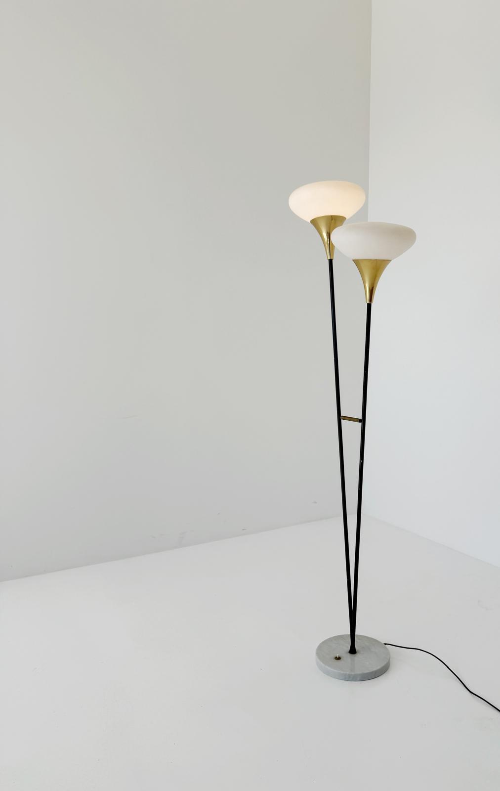 Lampada da terra vintage a due luci – Design anni '50 in ottone, vetro e marmo