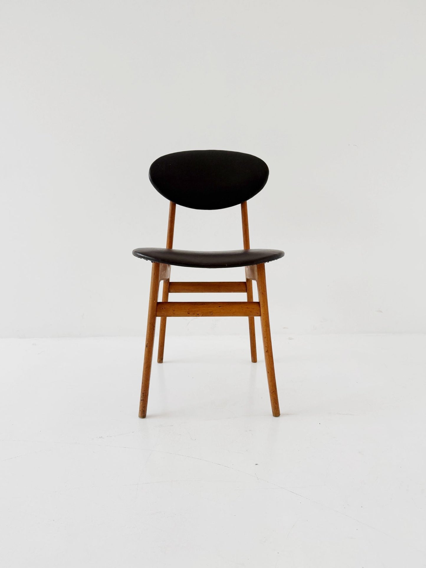 Sedia in legno e skai nero, Italia, anni ’50