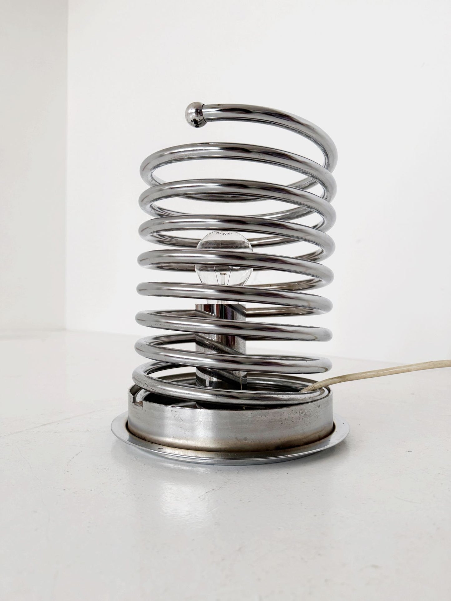 Lampada da tavolo (o da appoggio) dal forte carattere space-age