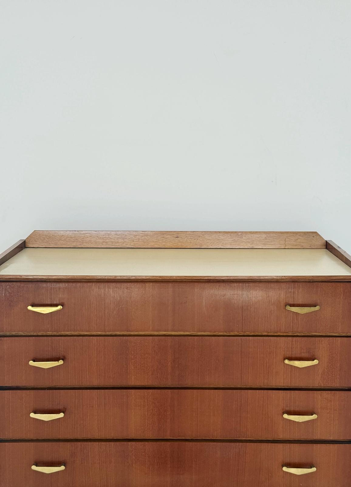 Cassettiera in legno con piano in laminato